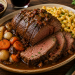 Zarter Burgunderbraten in kräftiger Rotweinsauce mit geschmorten Zwiebeln und Karotten, serviert mit Spätzle und Rotkohl auf einer rustikalen Platte.