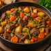 Herzhafter Pfundstopf mit zartem Rindfleisch, Kartoffeln, Karotten, Bohnen und Erbsen in einer würzigen Tomatensauce, serviert in einem rustikalen Schmortopf.