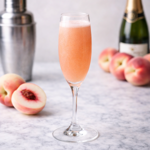 Im Rührglas mit Eiswürfeln das Pfirsichmark und einen kleinen Schuss Prosecco verrühren. In das vor gekühlte Glas abseihen. Mit gekühltem Prosecco auffüllen. Einmal kurz umrühren. Je nach Geschmack einen dash Zuckersirup unterrühren.  Die hellrosa Farbe bekommt der Bellini ausschließlich vom Pfirsich selber. Das Kerngehäuse dieses speziellen weißen Pfirsichs ist nämlich hell rot.