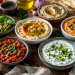Fotorealistische Auswahl internationaler Dips und Saucen auf einem rustikalen Holztisch. Zu sehen sind Hummus, Tzatziki, Pesto und Tomatensalsa in Keramikschalen, umgeben von frischem Gemüse, Kräutern, Fladenbrot und Olivenöl. Die Szene vermittelt mediterrane und internationale Küche mit vielfältigen Aromen und hausgemachten Beilagen.