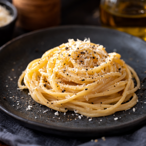 Fotorealistische Spaghetti Carbonara auf einem dunklen Keramikteller, cremig angerichtet und mit geriebenem Pecorino sowie frisch gemahlenem schwarzem Pfeffer verfeinert. Serviert auf einem rustikalen Holztisch mit stimmungsvoll unscharfem Hintergrund im italienischen Stil. 🍝🇮🇹