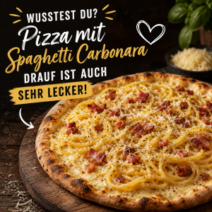 Pizza mit cremigen Spaghetti Carbonara, knusprigen Guanciale-Würfeln, geriebenem Pecorino und schwarzem Pfeffer auf einem rustikalen Holzbrett.